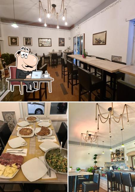 Dai un’occhiata alla foto che mostra la interni e tavolo da pranzo di Ristorante Enoteca Mamma Mia Gaeta