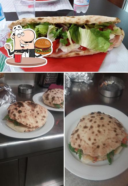 Commandez un hamburger à Poker Pizza