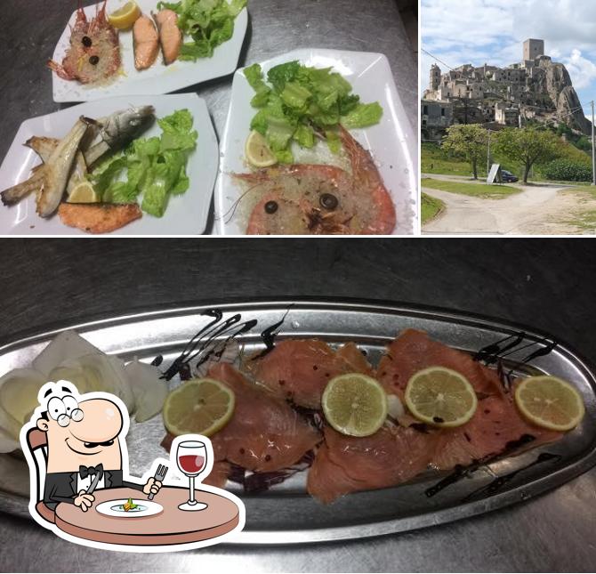 Dai un’occhiata alla foto che mostra la cibo e esterno di Ristorante Pizzeria Il Limoncello di Tarulli Luigi C S. a S