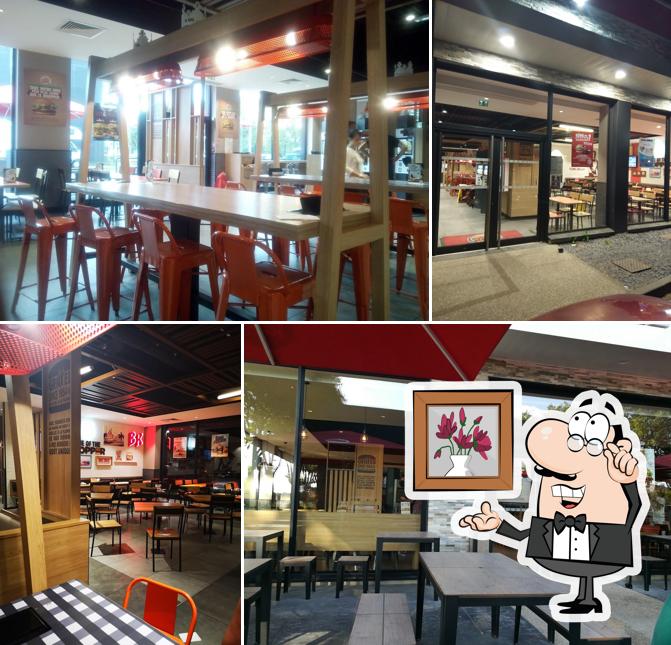 Installez-vous à l'une des tables de Burger King