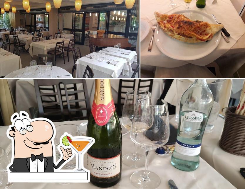 La foto della bevanda e interni di Ristorante Isola Dei Sapori