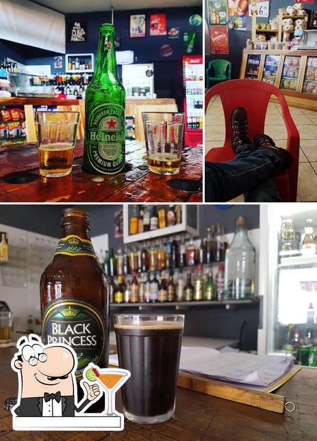 Estas son las imágenes que muestran bebida y interior en Bar Do Roberto