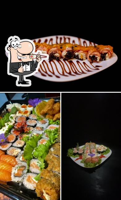 Rolos de sushi são disponibilizados no Taichou culinaria japonesa