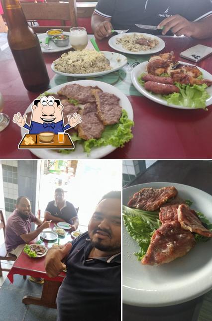 Entre diversos coisas, comida e interior podem ser encontrados no Churrascaria Verissimo