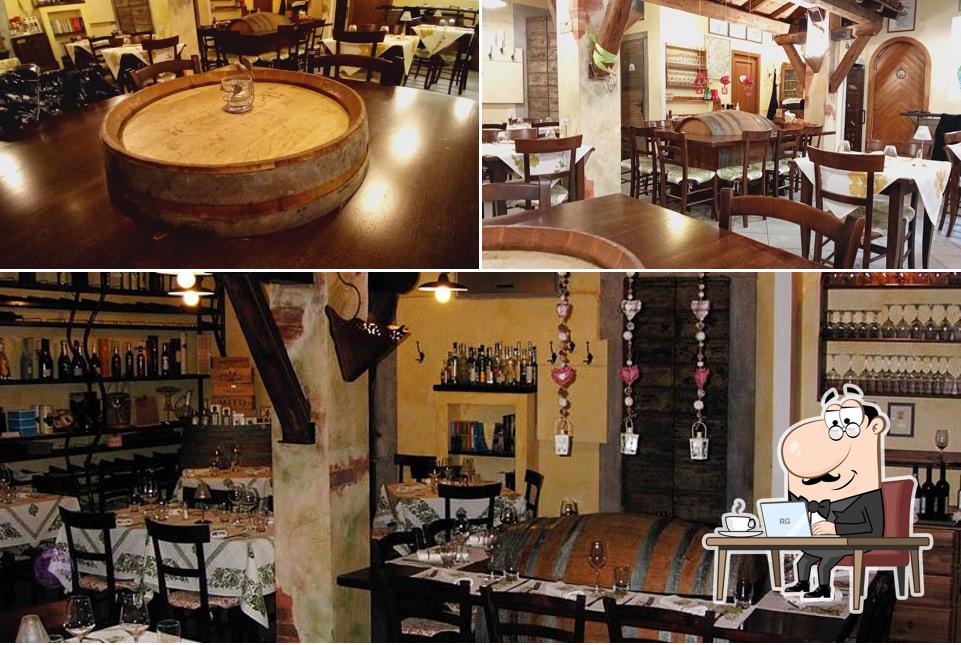Gli interni di Enoteca Il Grappolo