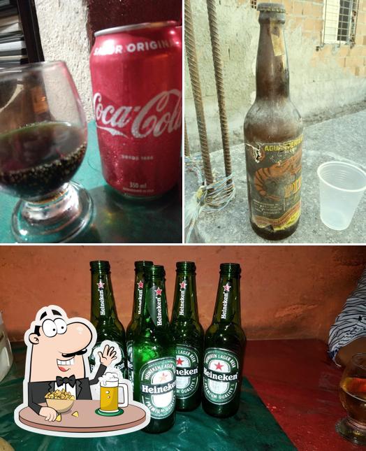 Desfute um copo de cerveja leve ou escura