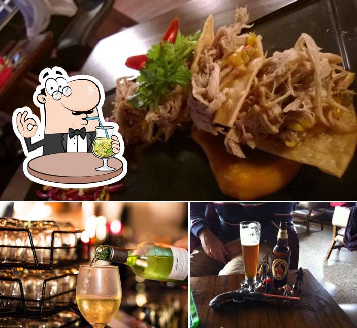 Pirate Bar se distingue por su bebida y comida