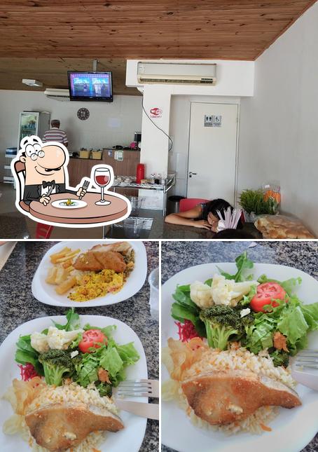 A imagem da comida e interior no Oficina das Delícias