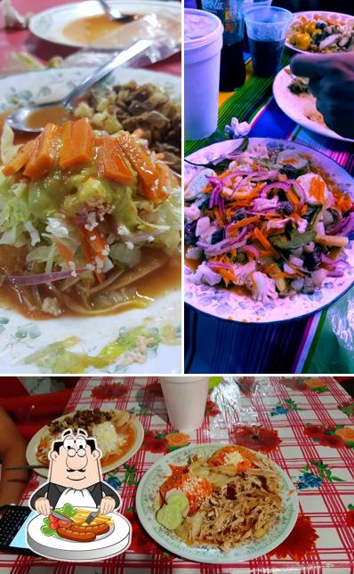 Еда в "Cenaduría "Doña Chayo""