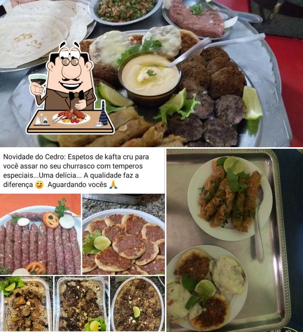 Refeições de carne são oferecidos no Cedro do Líbano