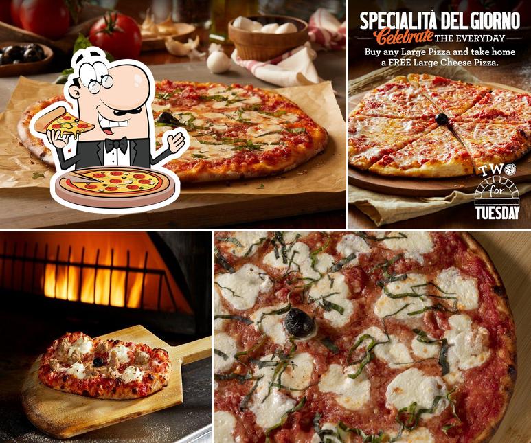 Elige una pizza en Bertucci's Italian Restaurant