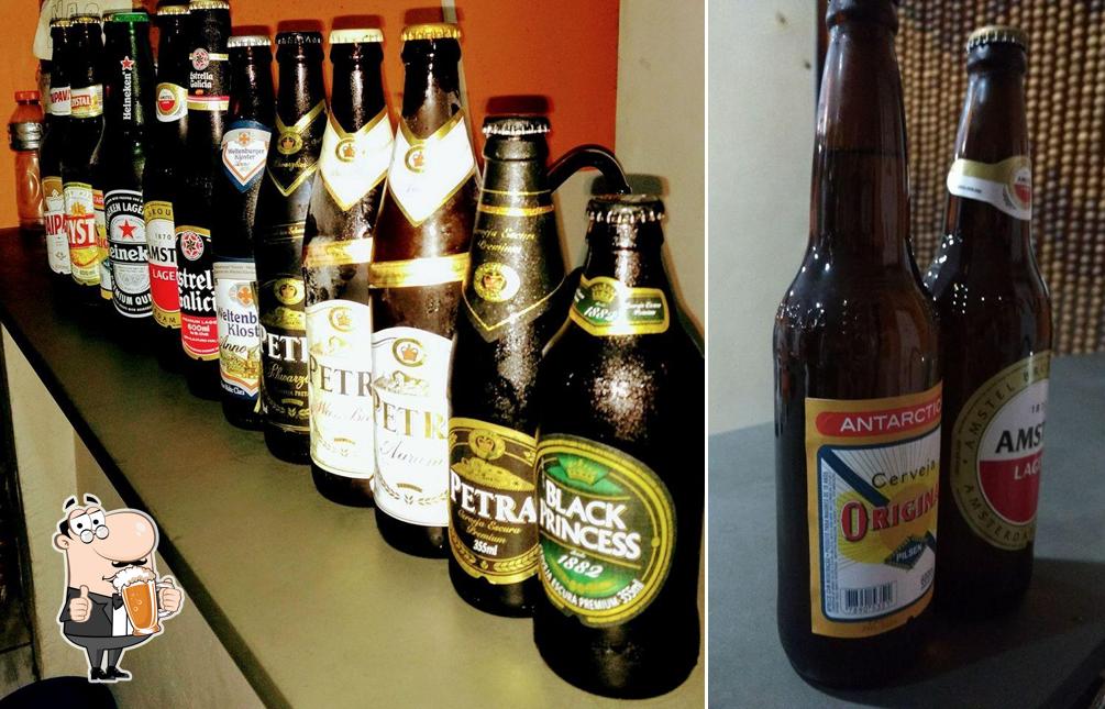 Desfute um copo de cerveja leve ou escura