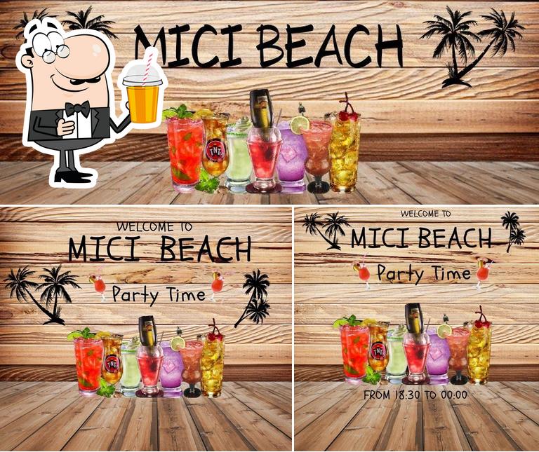 Goditi un drink a Mici Beach