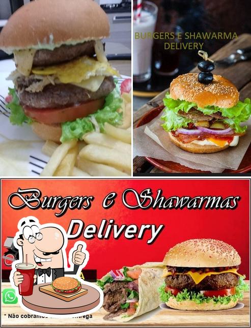 Order a burger at Esquinão Hamburgueres e Shawarmas