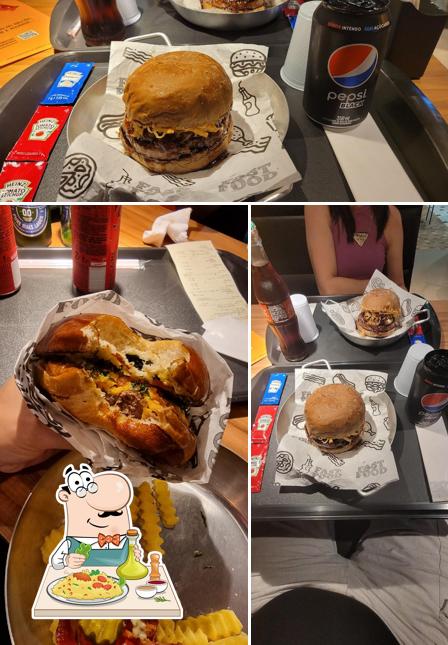 Sanduíche de carne de porco desfiada em Caronas Burger