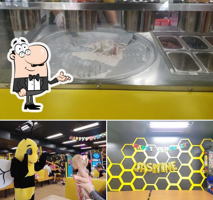 Взгляните на это изображение, где видны внутреннее оформление и десерты в Honeybee Ice Cream & Arcade