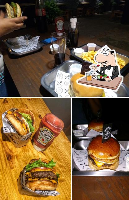 A imagem do 702 Burger’s comida e interior