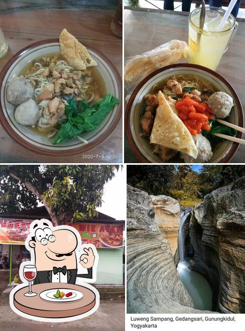 This is the photo displaying food and exterior at Bakso Urat dan Mie Ayam Jempol