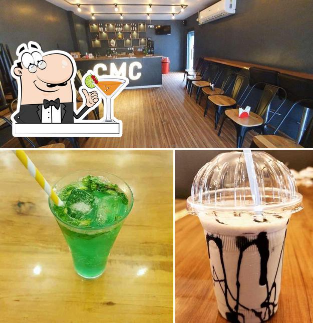 The image of drink and interior at Common man's cafe