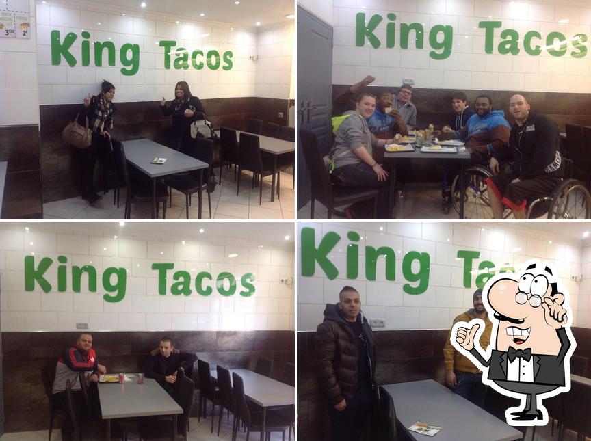 Installez-vous à l'une des tables de KING TACOS