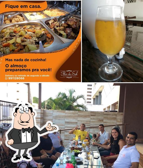 Confira a imagem apresentando interior e cerveja no Flor de Sal Restaurante