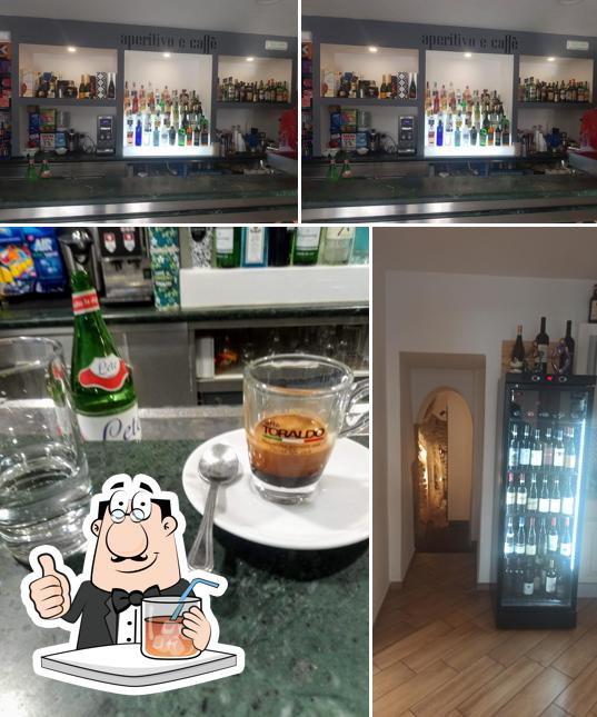 Dai un’occhiata alla foto che raffigura la bevanda e bancone da bar di Bar Maria