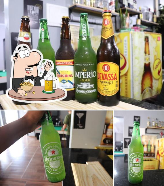 Desfute um copo de cerveja leve ou escura