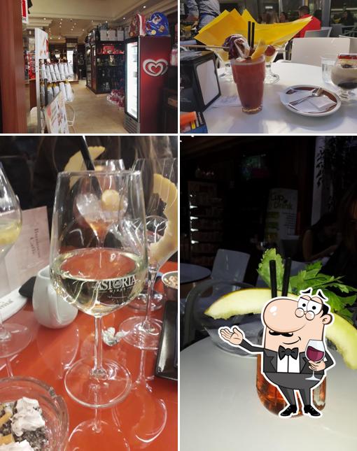 È gradevole bersi un bicchiere di vino a Business Cafè