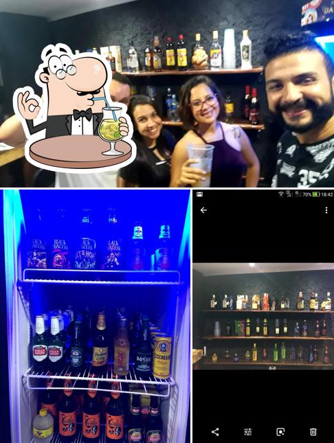 Confira a imagem mostrando bebida e balcão de bar no Badumu - Rockbarrr - bar espetos - cervejas - bar de rock cumbica - drinks - show ao vivo - porções