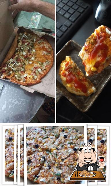 Try out pizza at CHICAGO CLUB