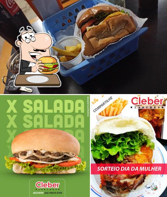 Delicie-se com um hambúrguer no Cléber Lanches