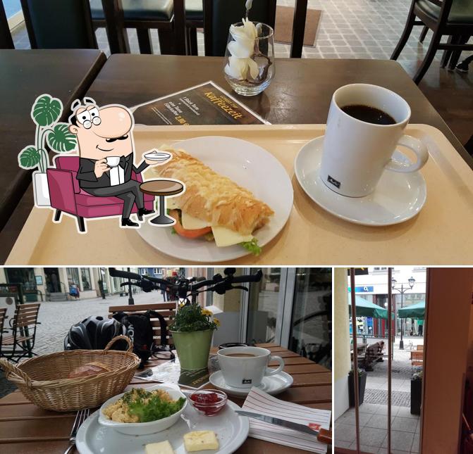 Installez-vous à l'une des tables de Cafe Hatscher