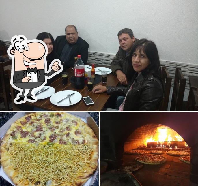 Entre diversos coisas, interior e pizza podem ser encontrados no Konrado's Pizzas