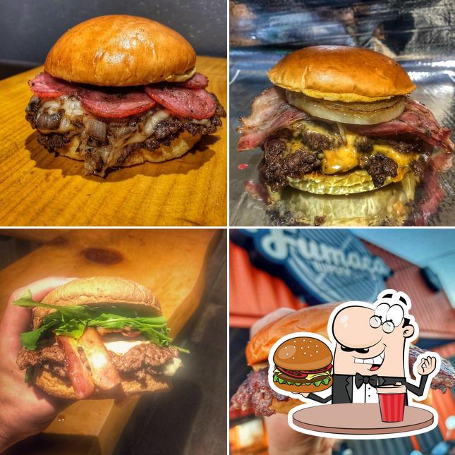 Experimente um hambúrguer no Fumaça Burger Bar