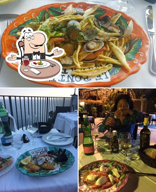 La immagine di tavolo da pranzo e cibo da Le Bontà del Capo