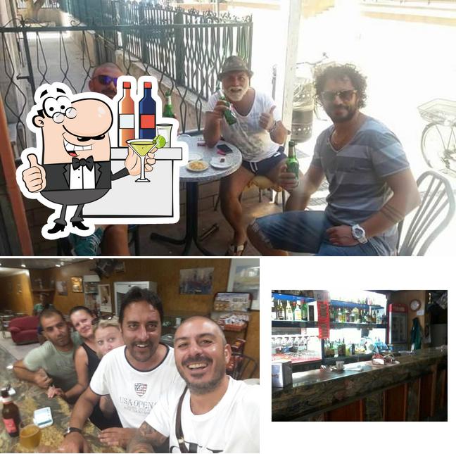 La immagine di bancone da bar e interni da Bar Azzurra