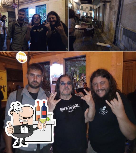 Tra le diverse cose da Bar Pantalica si possono trovare la bancone da bar e interni