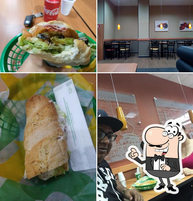 A imagem da interior e comida no Subway