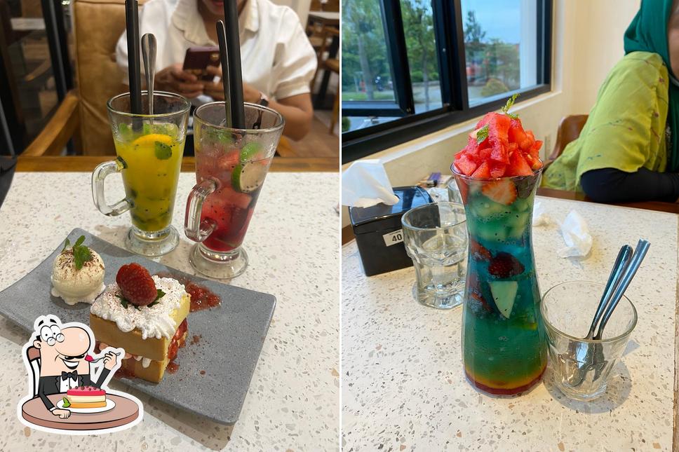 DOPAMINE CAFE J-CITY serves a number of desserts