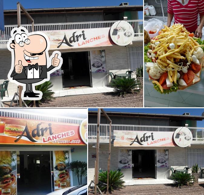 Look at the photo of Adri Lanches