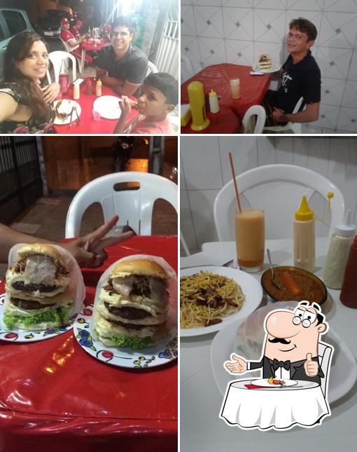 Entre diversos coisas, mesa de jantar e comida podem ser encontrados no Lanche Do Gordão