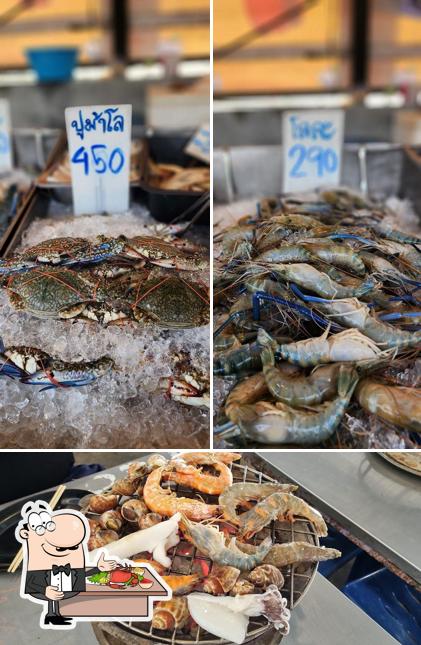Order seafood at Buffet Rimnam Mookata And Seafood Hatyai