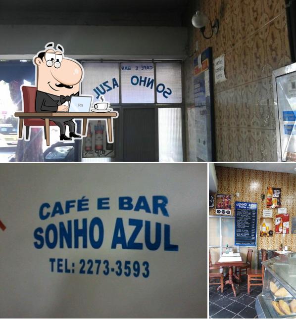 O interior do Cafe e Bar Sonho Azul