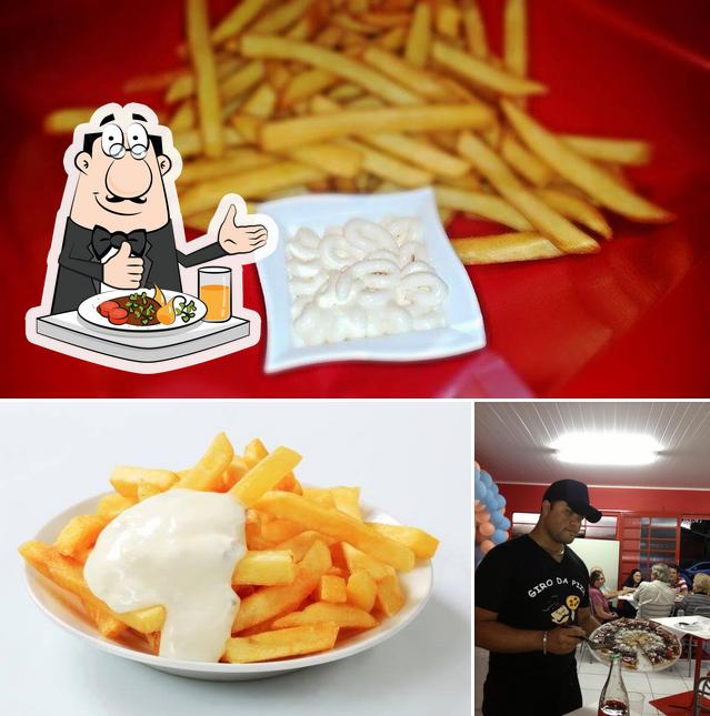 Confira a foto ilustrando comida e interior no Cheeses Delivery