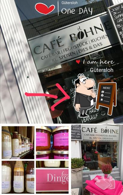 Посмотрите на это фото, где видны доска для меню и пиво в Café Bohne