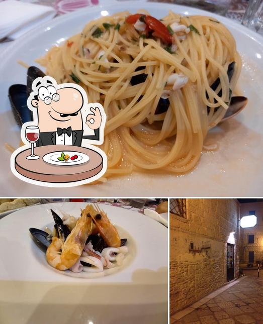 La foto della cibo e esterno di Taverna del Re