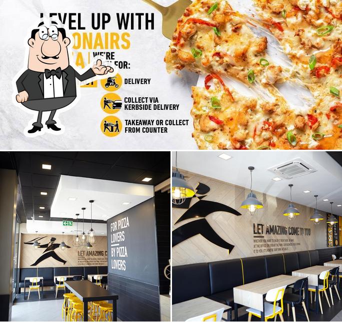 La photo de la intérieur et pizza de Debonairs Pizza’s