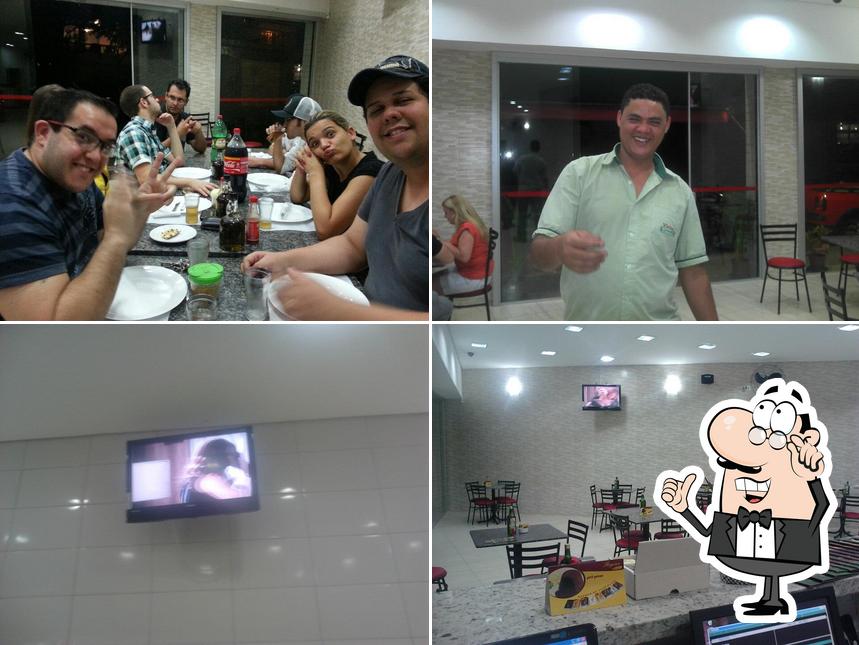 O interior do Victor Pizza