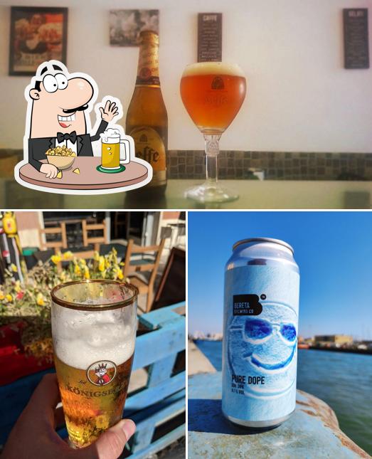 Puoi ordinare un rinfrescante bicchiere di birra chiara o scura