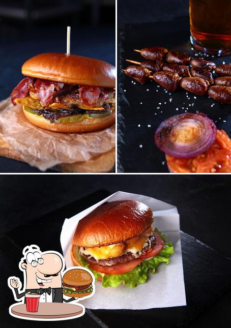 Попробуйте гамбургеры в "Gellert_bar"